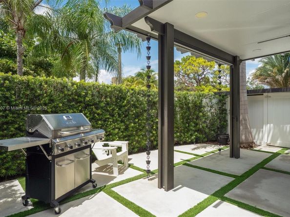 2484 SW 25 St, Miami FL 33133