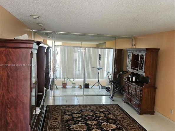 5121 W Oakland Park Blvd 211, Lauderdale Lakes FL 33313