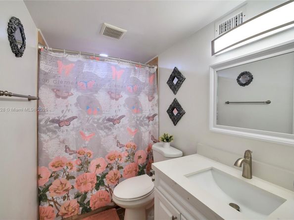 300 S Hollybrook Dr 105, Pembroke Pines FL 33025