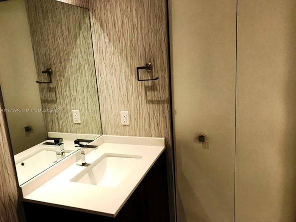 488 NE 18 3609, Miami FL 33132