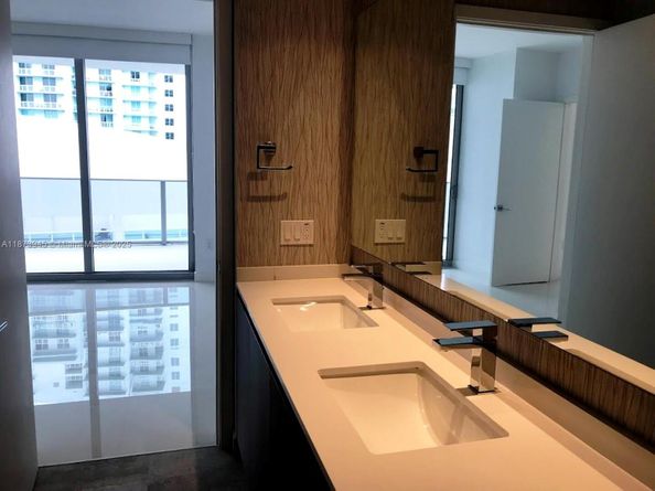 488 NE 18 3609, Miami FL 33132