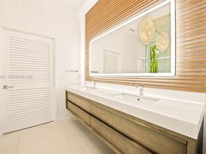 865 W 47th St, Miami Beach FL 33140