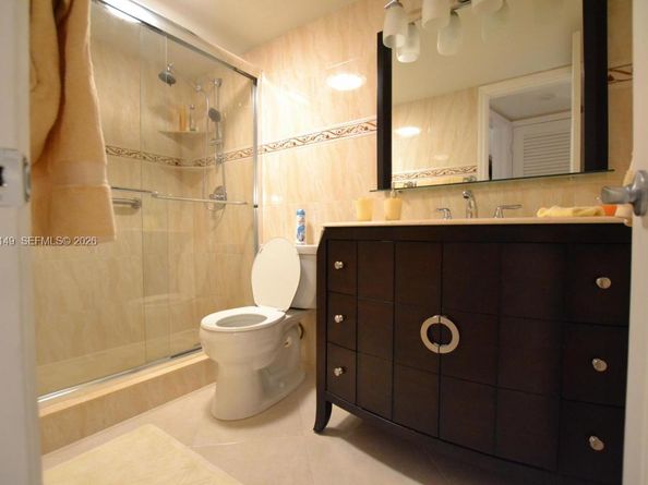 581 Blue Heron Dr 302B, Hallandale Beach FL 33009