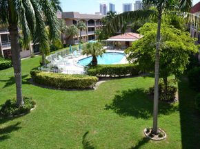 581 Blue Heron Dr 302B, Hallandale Beach FL 33009