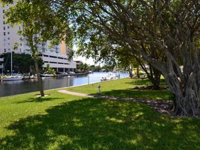 581 Blue Heron Dr 302B, Hallandale Beach FL 33009