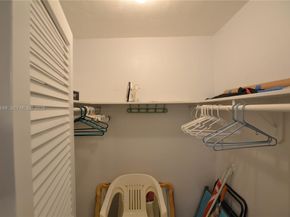 581 Blue Heron Dr 302B, Hallandale Beach FL 33009