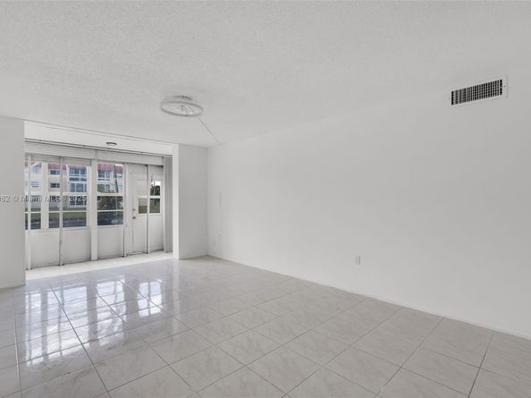 8040 N Sunrise Lakes Dr 106, Sunrise FL 33322