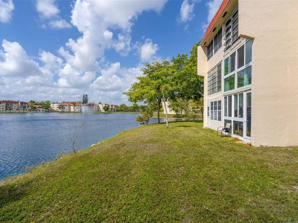 8040 N Sunrise Lakes Dr 106, Sunrise FL 33322