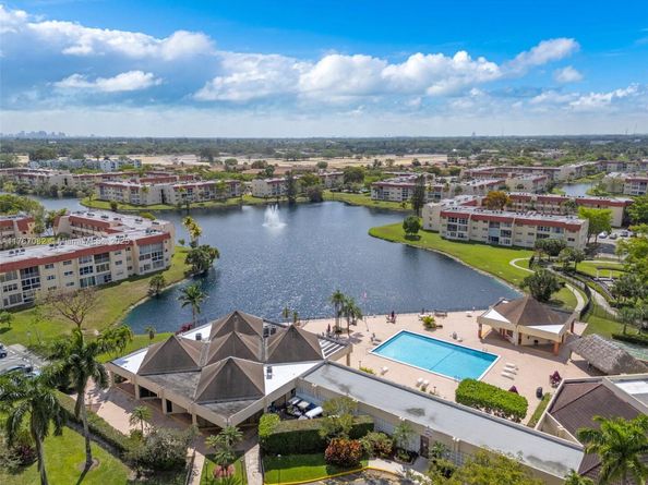 8040 N Sunrise Lakes Dr 106, Sunrise FL 33322