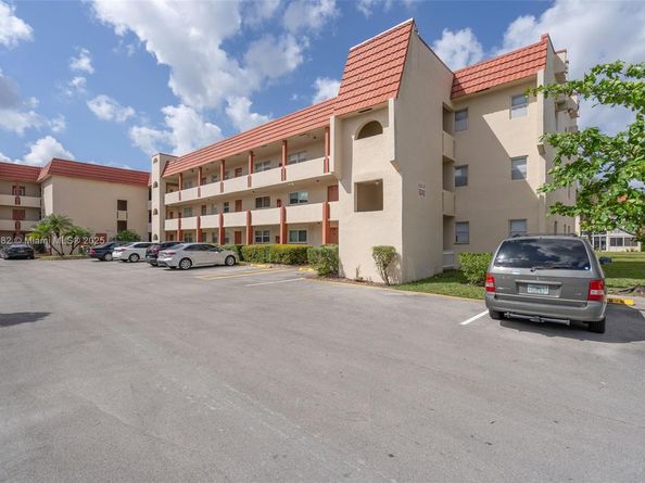 8040 N Sunrise Lakes Dr 106, Sunrise FL 33322