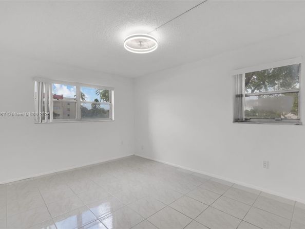 8040 N Sunrise Lakes Dr 106, Sunrise FL 33322