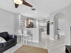 9481 Oak Grove Cir, Davie FL 33328