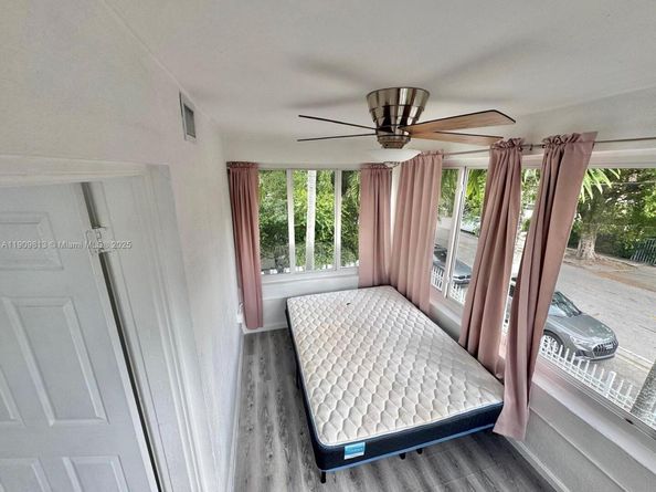 555 NE 70th St, Miami FL 33138