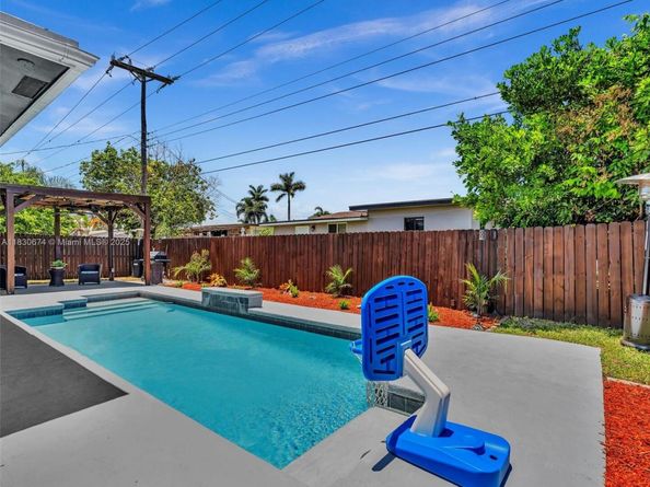 8581 NW 15th Ct, Pembroke Pines FL 33024