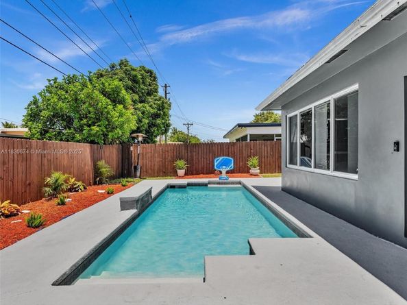 8581 NW 15th Ct, Pembroke Pines FL 33024