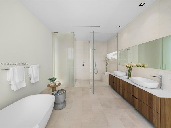 1011 W 48th St 8, Miami Beach FL 33140