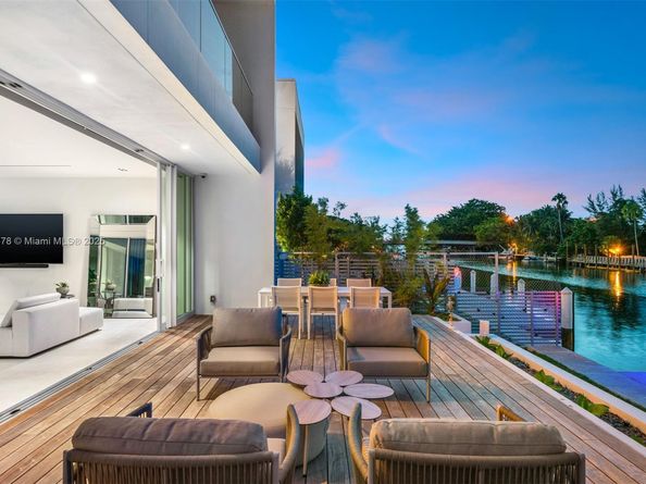 1011 W 48th St 8, Miami Beach FL 33140
