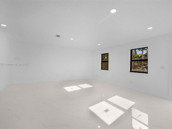 324 SW 16th Ter, Homestead FL 33030