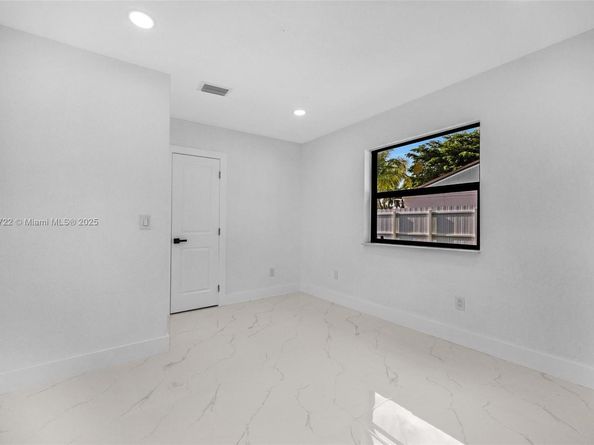 324 SW 16th Ter, Homestead FL 33030
