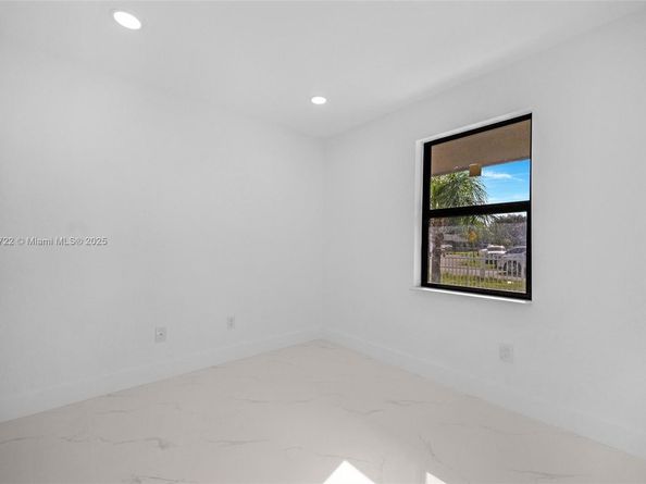 324 SW 16th Ter, Homestead FL 33030