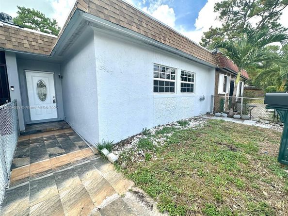 3947 NW 207th St Rd, Miami Gardens FL 33055