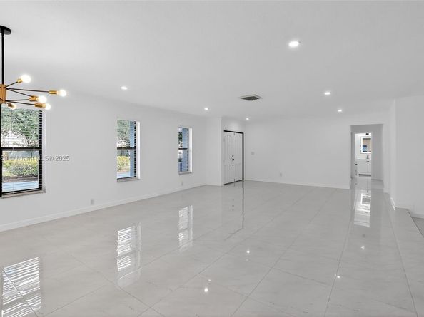 5526 Plunkett St, Hollywood FL 33021