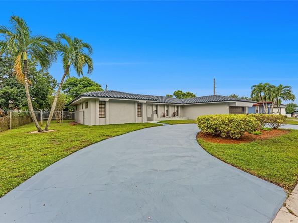 5526 Plunkett St, Hollywood FL 33021