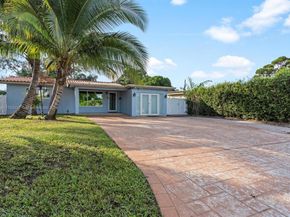 6820 SW 9th St, Pembroke Pines FL 33023