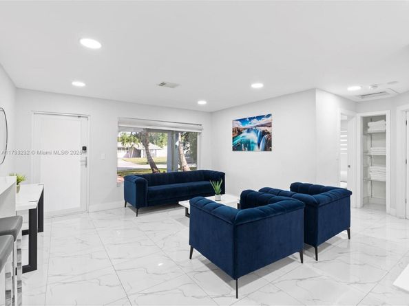6820 SW 9th St, Pembroke Pines FL 33023