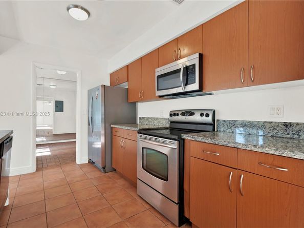 15831 Palmetto Club Dr, Miami FL 33157