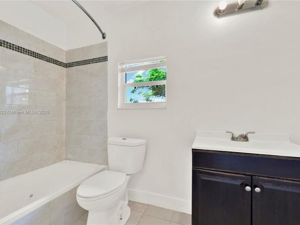 15831 Palmetto Club Dr, Miami FL 33157