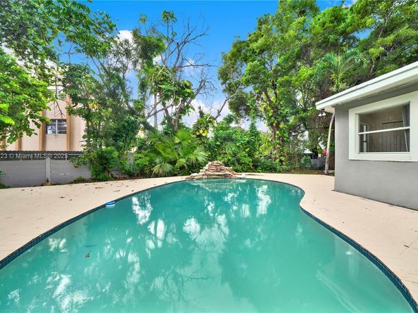 15831 Palmetto Club Dr, Miami FL 33157