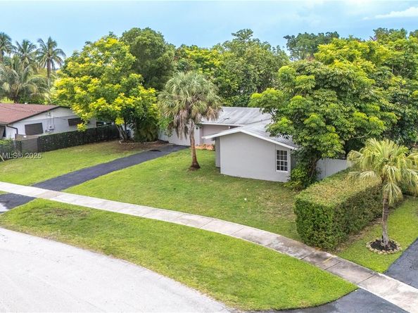 15831 Palmetto Club Dr, Miami FL 33157