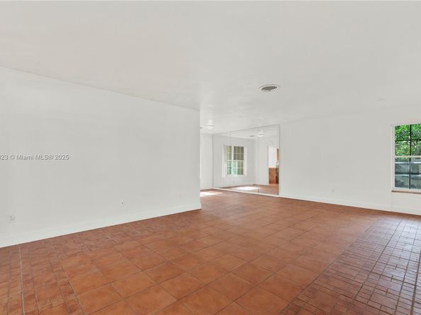 15831 Palmetto Club Dr, Miami FL 33157