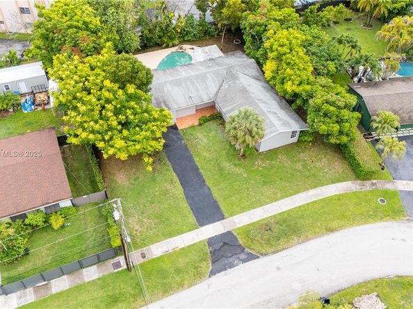 15831 Palmetto Club Dr, Miami FL 33157