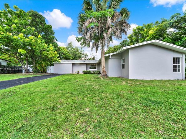 15831 Palmetto Club Dr, Miami FL 33157