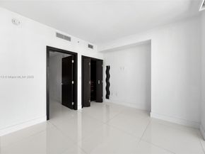 90 SW 3rd St 4009, Miami FL 33130