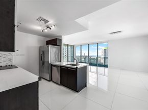 90 SW 3rd St 4009, Miami FL 33130