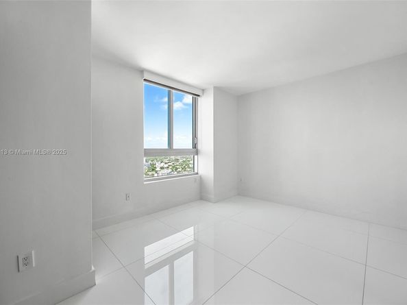 90 SW 3rd St 4009, Miami FL 33130