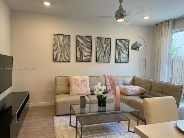 2423 SE 11th St, Homestead FL 33035