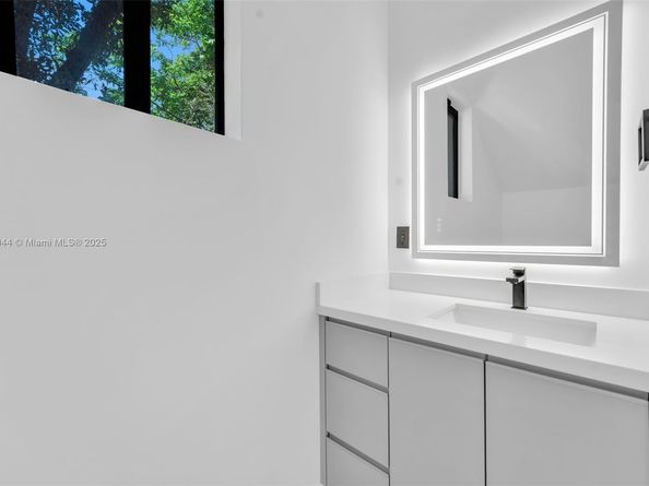 3318 Day Ave 6, Miami FL 33133