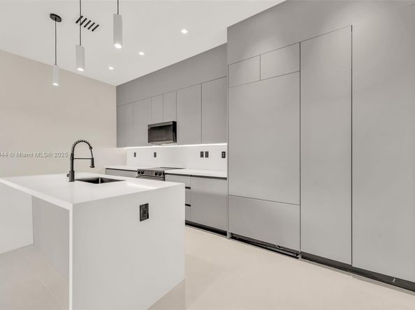 3318 Day Ave 6, Miami FL 33133