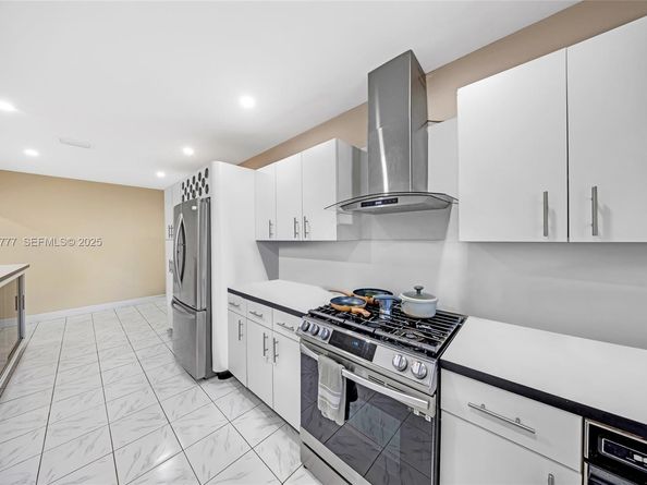 490 W 33rd Pl, Hialeah FL 33012