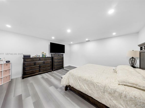 490 W 33rd Pl, Hialeah FL 33012