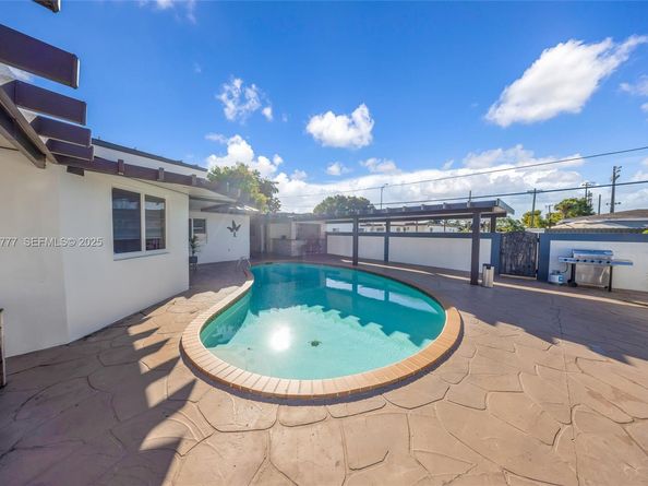 490 W 33rd Pl, Hialeah FL 33012