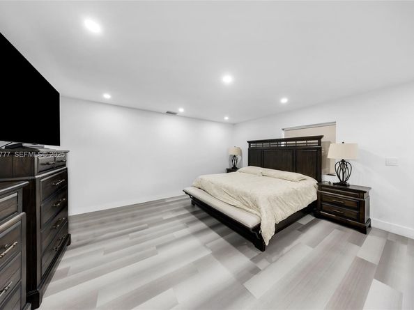 490 W 33rd Pl, Hialeah FL 33012