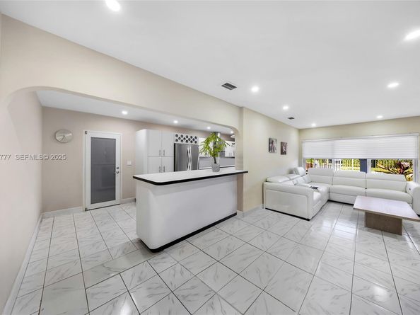 490 W 33rd Pl, Hialeah FL 33012