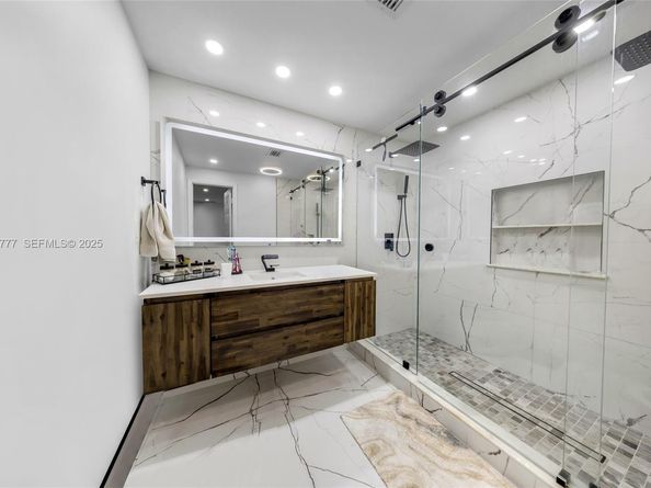 490 W 33rd Pl, Hialeah FL 33012