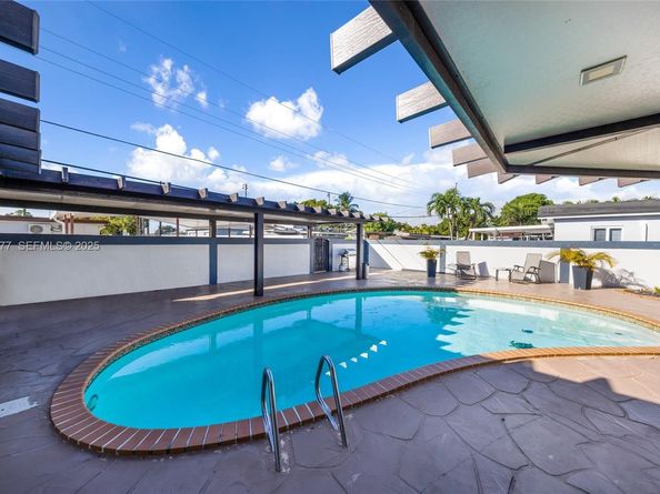 490 W 33rd Pl, Hialeah FL 33012