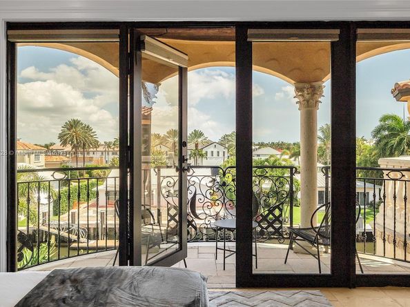 1011 Rhodes Villa Ave, Delray Beach FL 33483